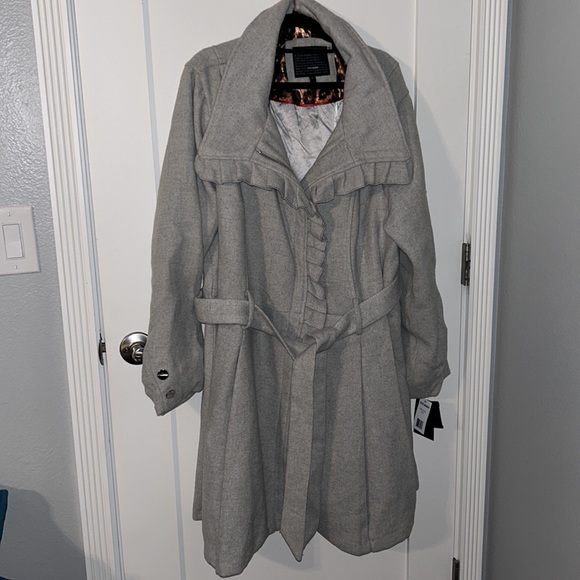Steve Madden Light Gray Ruffle Trench Coat, Size 1X - Picture 6 of 14